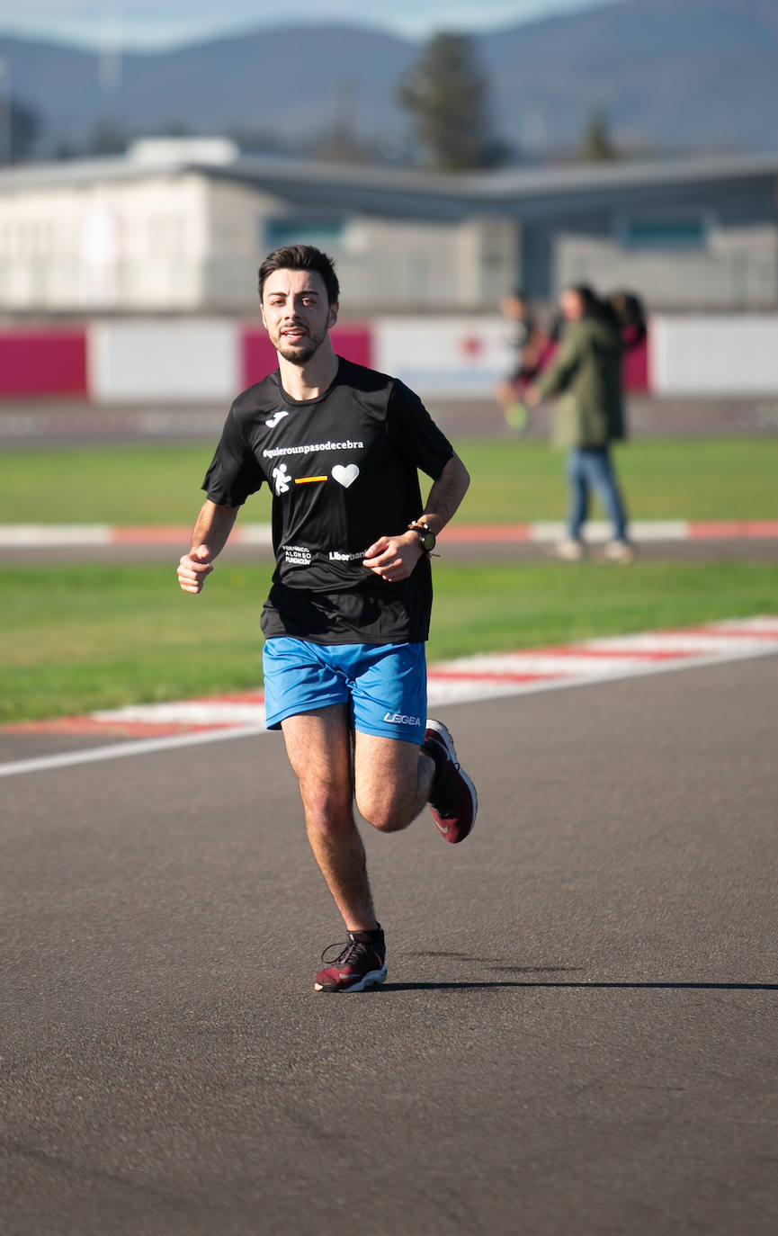 El piloto asturiano encabezó la salida, en la XIX edición de la carrera solidaria Fernando Alonso Liberabank, organizada en las instalaciones del circuito de karting de La Morgal, y cuya recaudación se dedicará a poner pasos de cebra