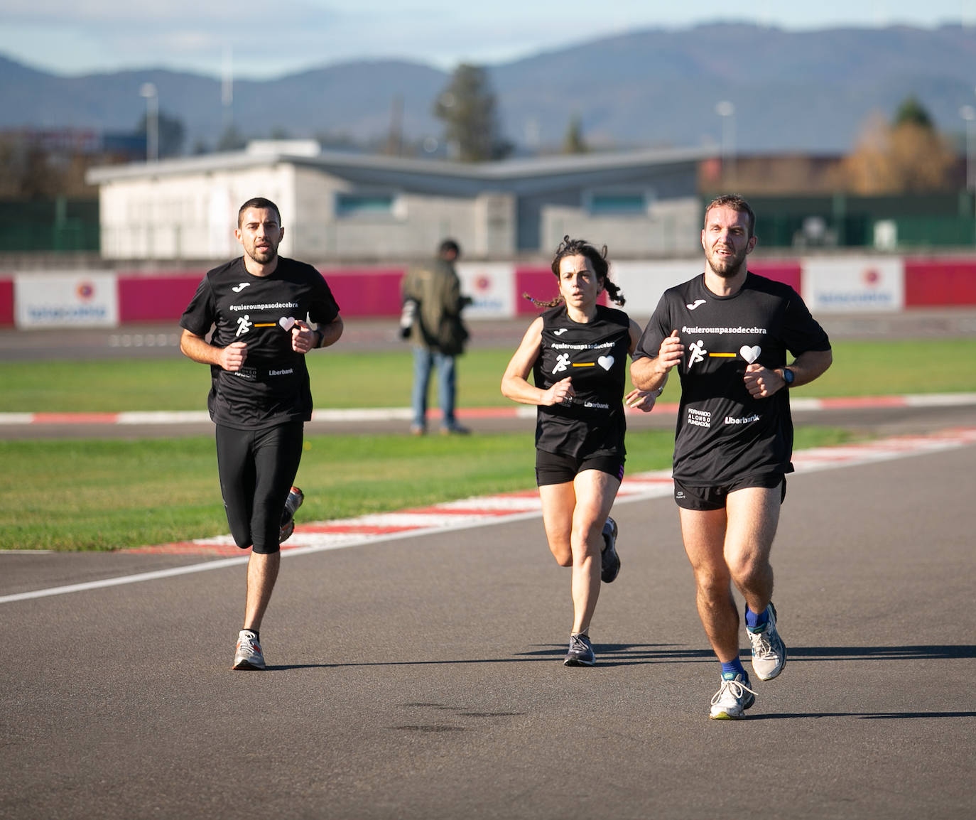 El piloto asturiano encabezó la salida, en la XIX edición de la carrera solidaria Fernando Alonso Liberabank, organizada en las instalaciones del circuito de karting de La Morgal, y cuya recaudación se dedicará a poner pasos de cebra