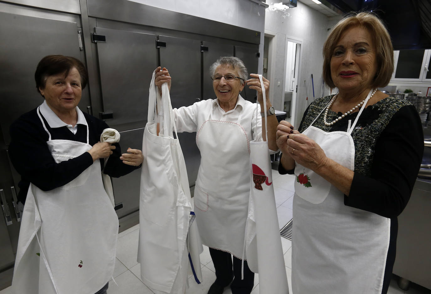 El arzobispo, Jesús Sanz Montes, junto a voluntarios de la Cocina Ecómica, ha servido los menús de Nochebuena.