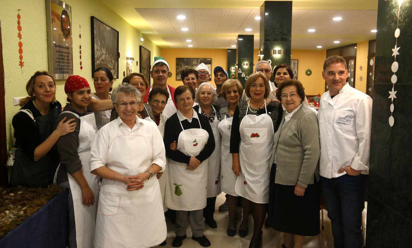 El arzobispo, Jesús Sanz Montes, junto a voluntarios de la Cocina Ecómica, ha servido los menús de Nochebuena.