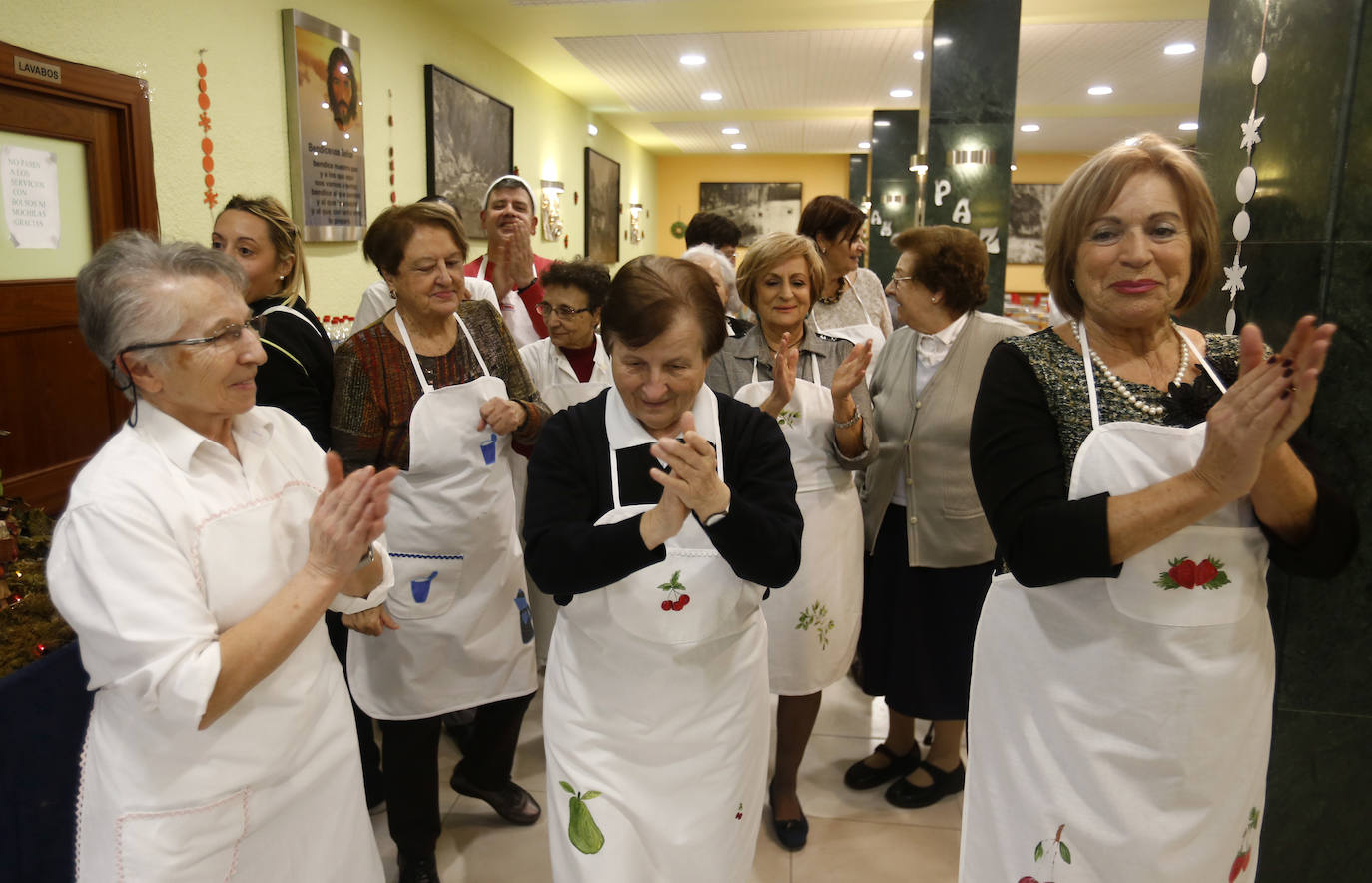 El arzobispo, Jesús Sanz Montes, junto a voluntarios de la Cocina Ecómica, ha servido los menús de Nochebuena.