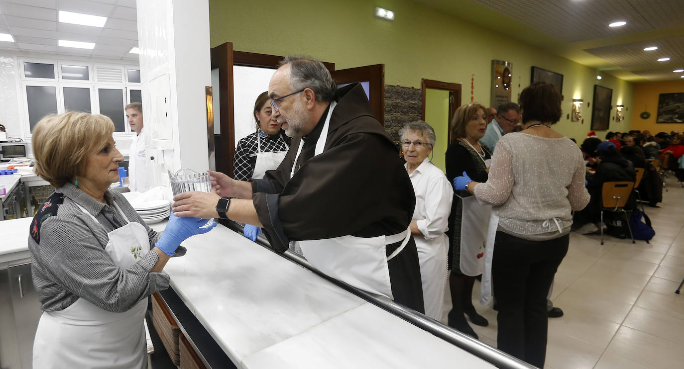 El arzobispo, Jesús Sanz Montes, junto a voluntarios de la Cocina Ecómica, ha servido los menús de Nochebuena.