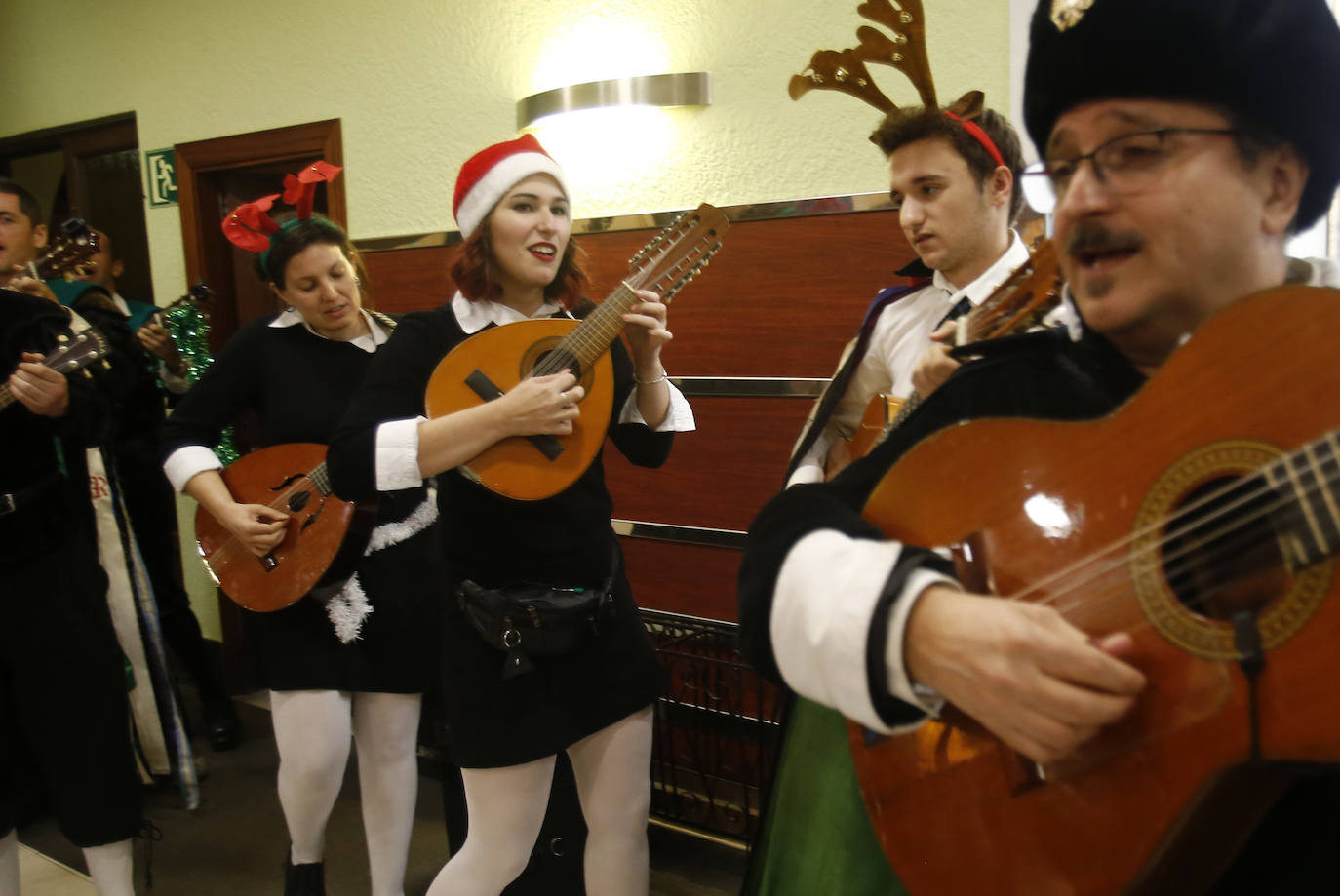 El arzobispo, Jesús Sanz Montes, junto a voluntarios de la Cocina Ecómica, ha servido los menús de Nochebuena.