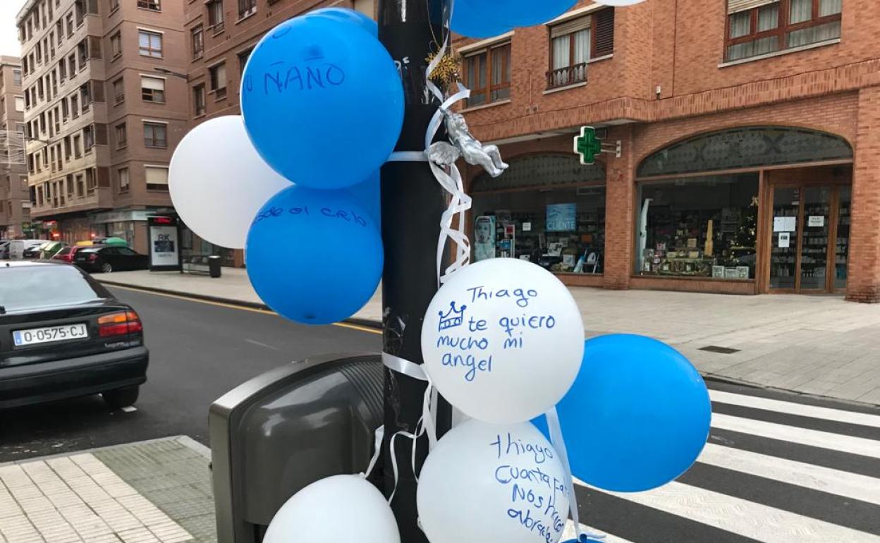 Globos en recuerdo del pequeño Thiago.