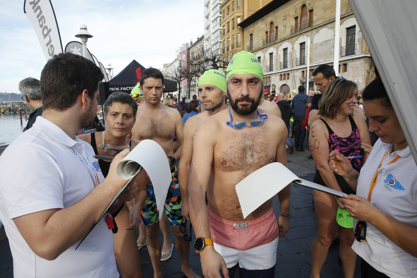 Travesía de Navidad a nado en Gijón