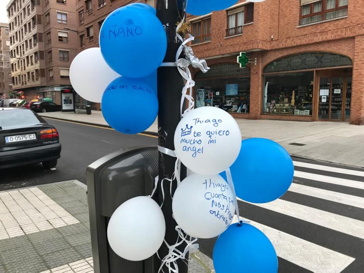 Globos colocados en la calle Dos de Mayo en memoria de Thiago. Abajo, una imagen del pequeño. 