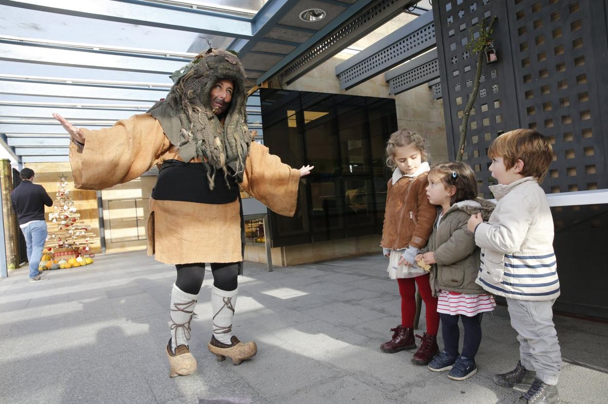 El Arfueyu cuenta cuentos a los niños en el Botánico. 