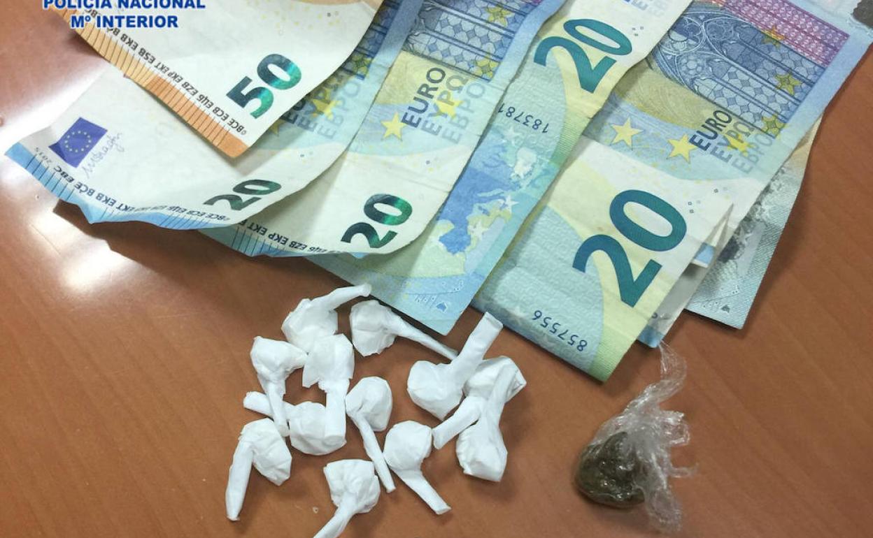 Detienen al camarero de un bar de Gijón por golpear a dos clientes y vender droga en el local