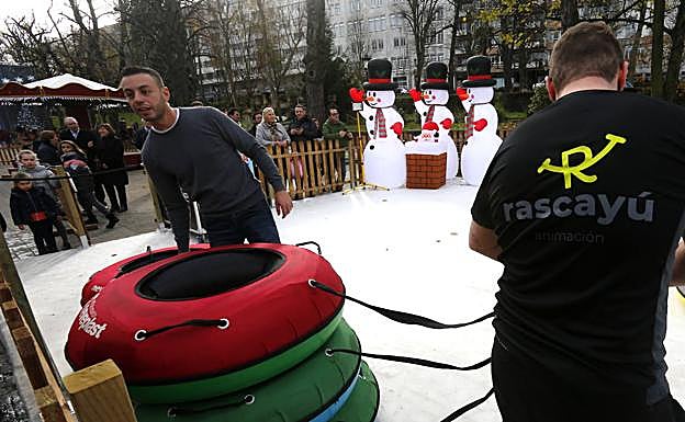 David Famos controla los descensos desde el tobogán ubicado en el Campo de San Francisco.