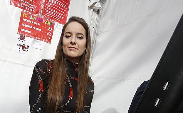 Laura García dispensa mil entradas diarias para la pista de hielo.