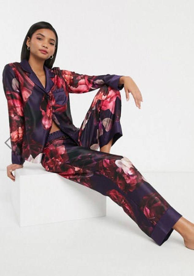 Pantalones con pernera ancha y estampado de flores (33,99 euros), top con cuello solapa y estampado a juego (33,99 euros).