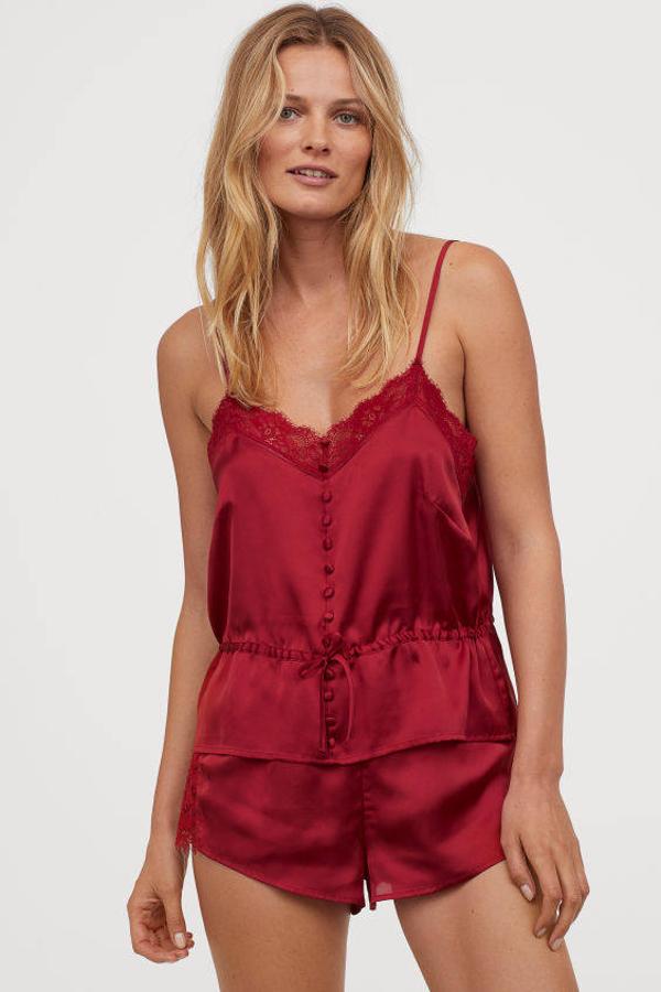 Pijama de dos piezas en color rojo oscuro, (24,99 euros).