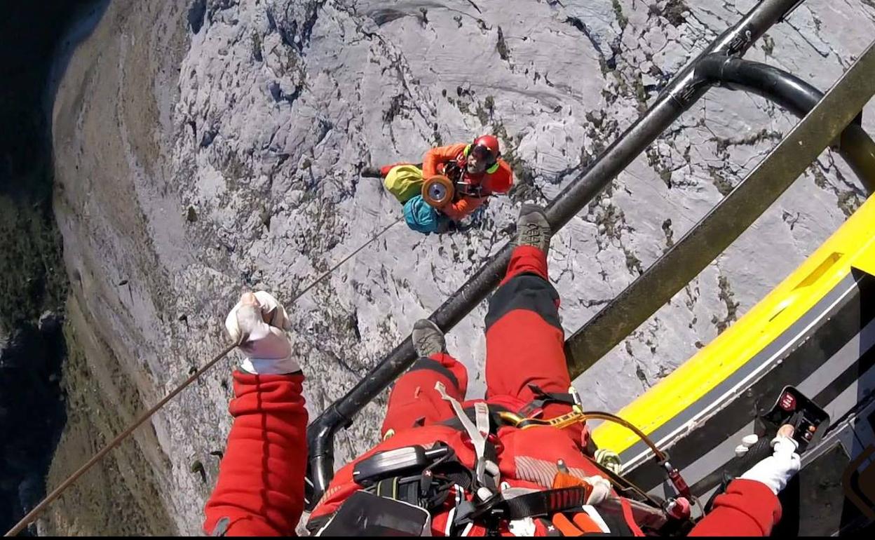 Momento en el que rescatan a la montañera. 
