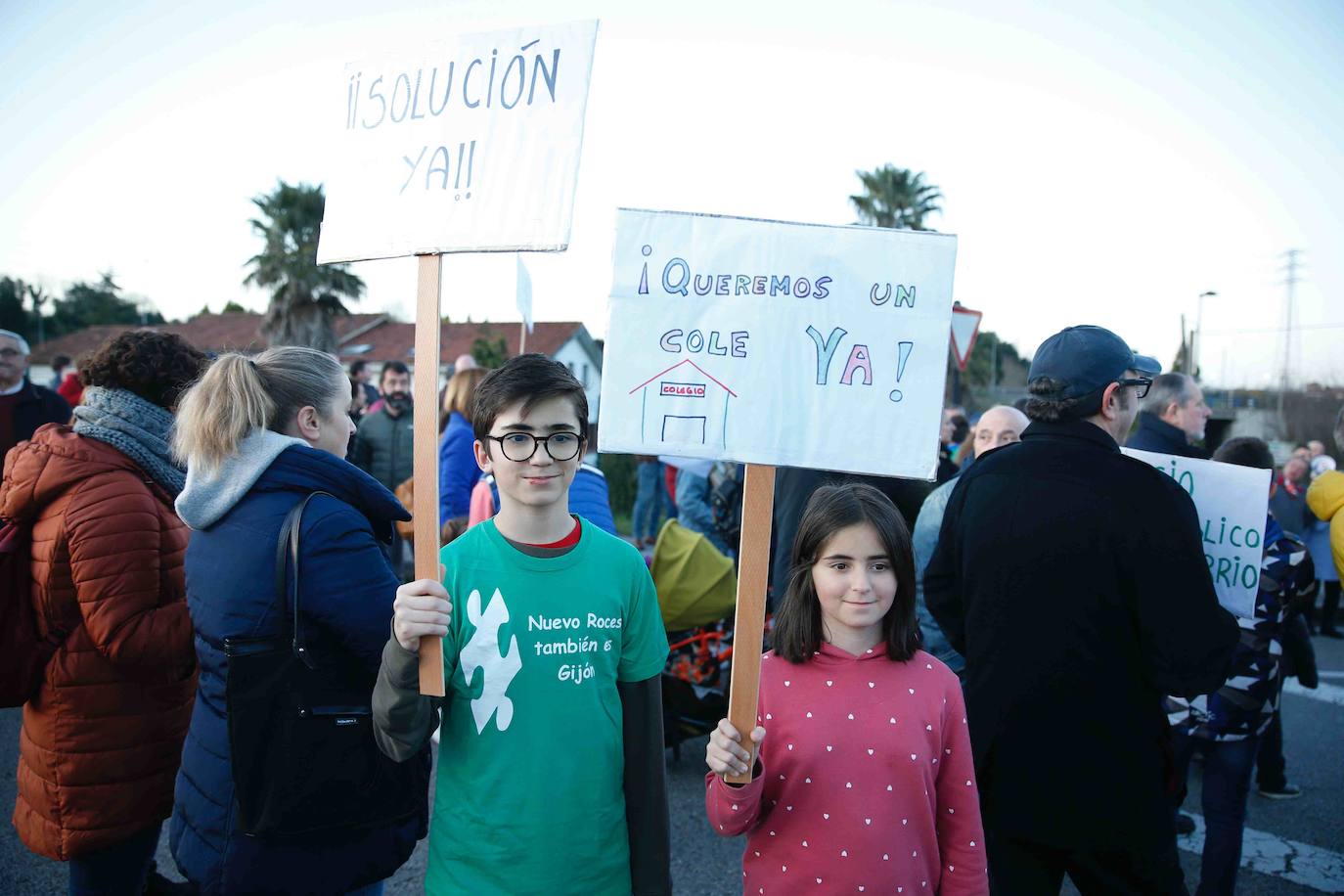 Vecinos del barrio gijonés salen a la calle para que no se retrase más la construcción de un centro sanitario que piden desde hace ocho años