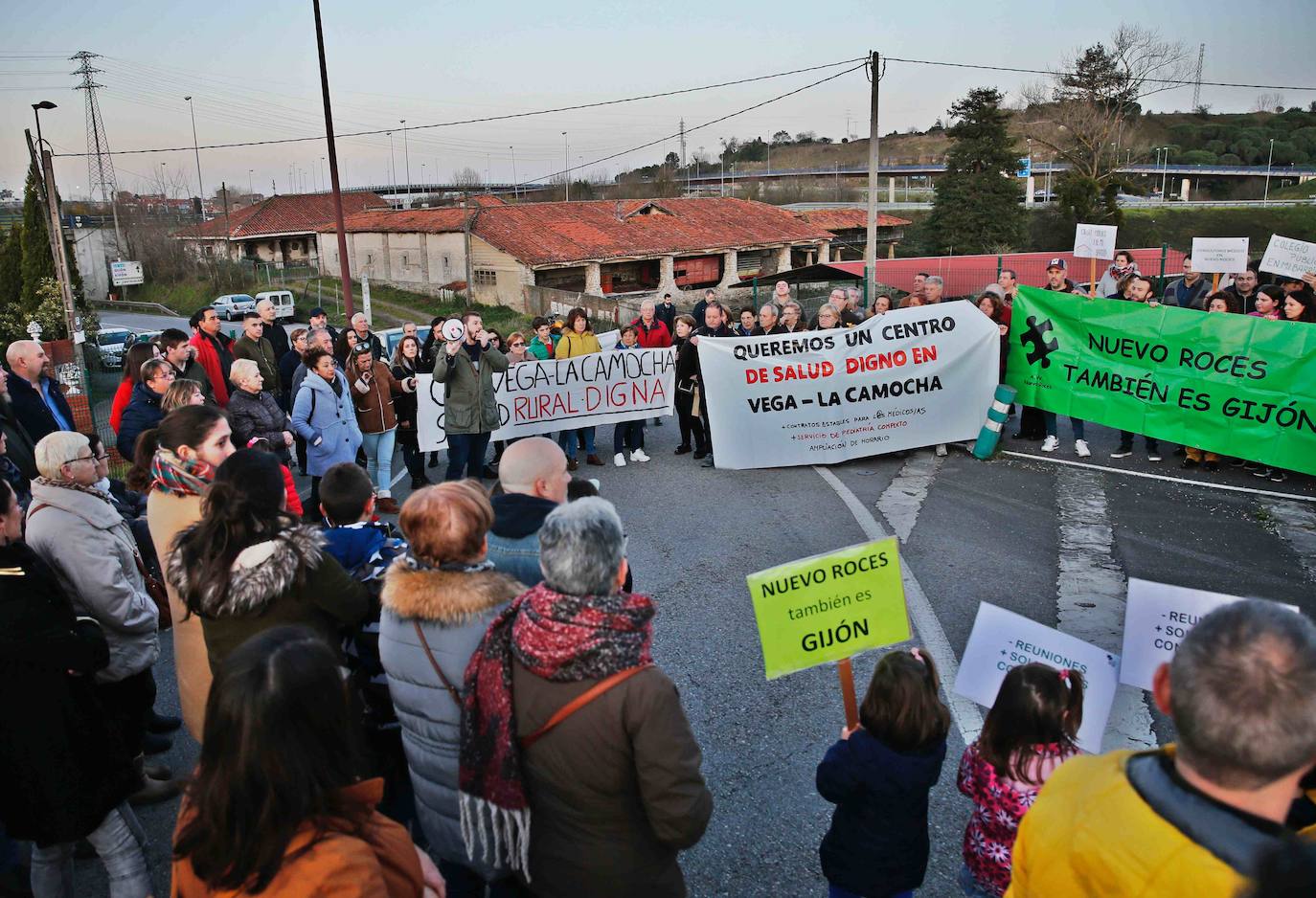 Vecinos del barrio gijonés salen a la calle para que no se retrase más la construcción de un centro sanitario que piden desde hace ocho años