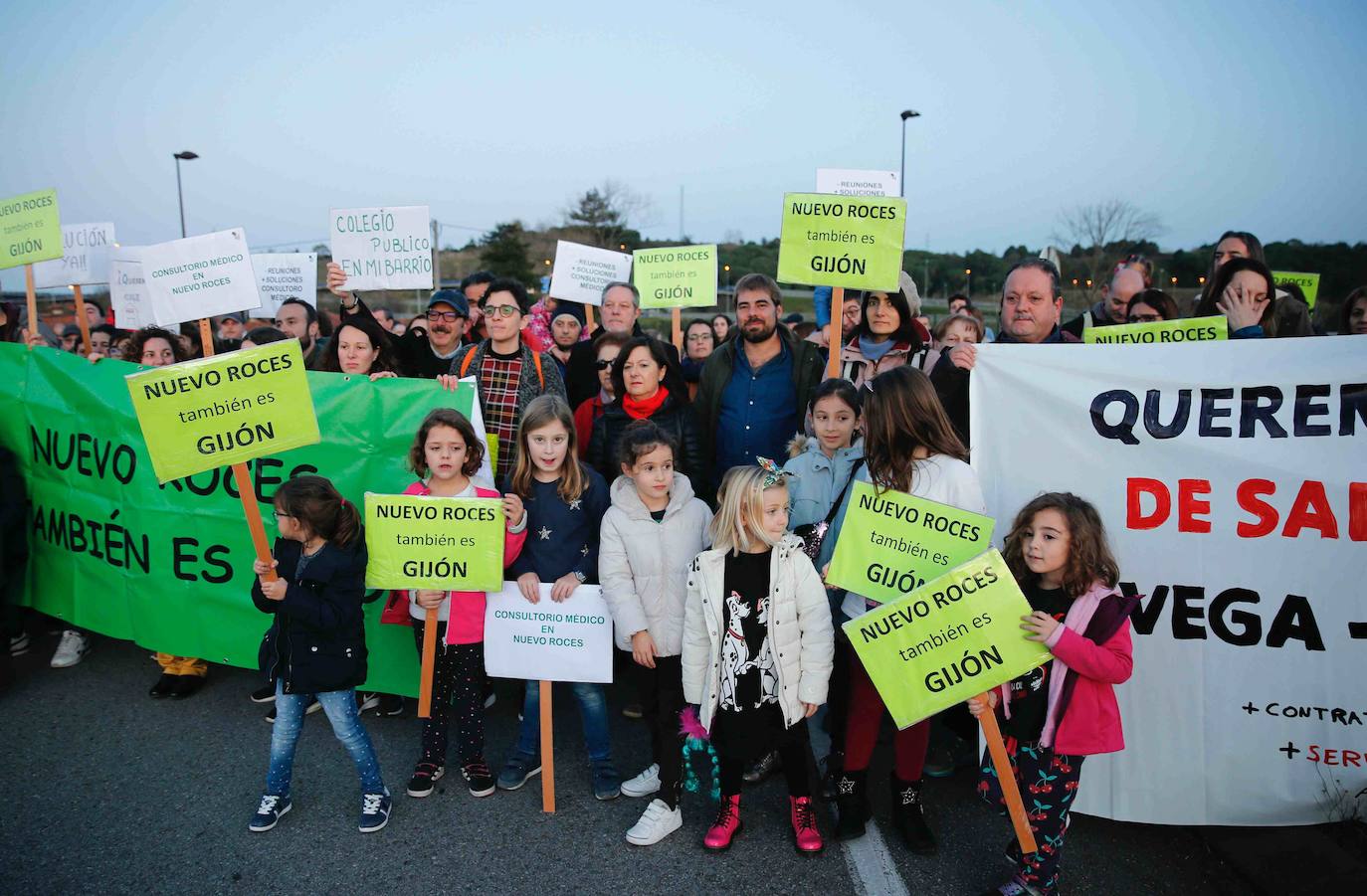 Vecinos del barrio gijonés salen a la calle para que no se retrase más la construcción de un centro sanitario que piden desde hace ocho años