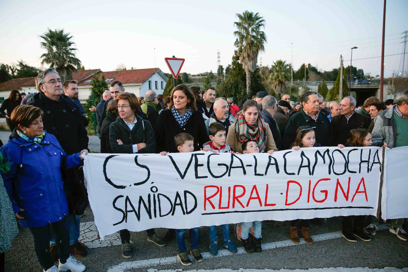 Vecinos del barrio gijonés salen a la calle para que no se retrase más la construcción de un centro sanitario que piden desde hace ocho años