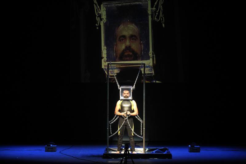 El teatro gijonés acogió este viernes la primera jornada de la Gran Gala Internacional de Magia, con la presencia de El Gran Dimitri, Víctor Cerro o Erwan. 