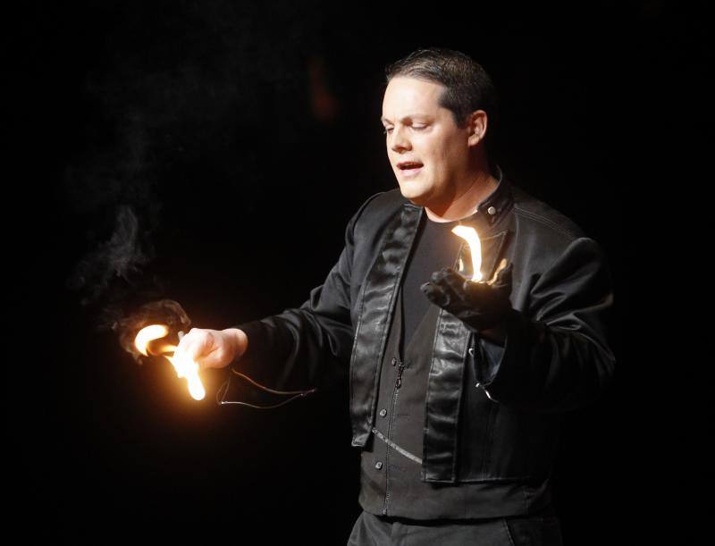 El teatro gijonés acogió este viernes la primera jornada de la Gran Gala Internacional de Magia, con la presencia de El Gran Dimitri, Víctor Cerro o Erwan. 