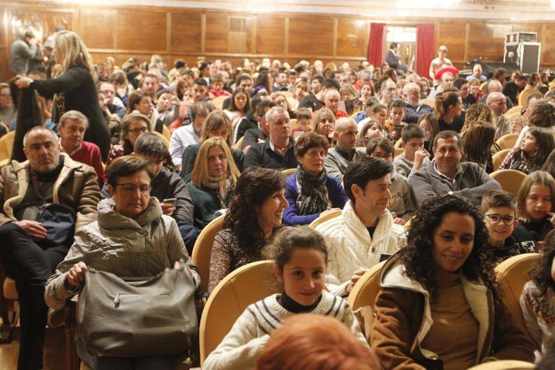 El teatro gijonés acogió este viernes la primera jornada de la Gran Gala Internacional de Magia, con la presencia de El Gran Dimitri, Víctor Cerro o Erwan. 