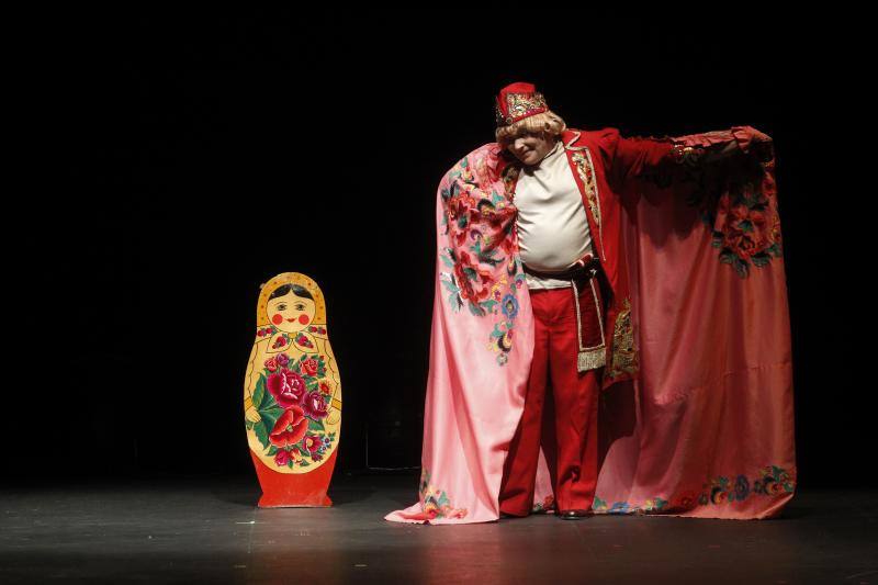 El teatro gijonés acogió este viernes la primera jornada de la Gran Gala Internacional de Magia, con la presencia de El Gran Dimitri, Víctor Cerro o Erwan. 