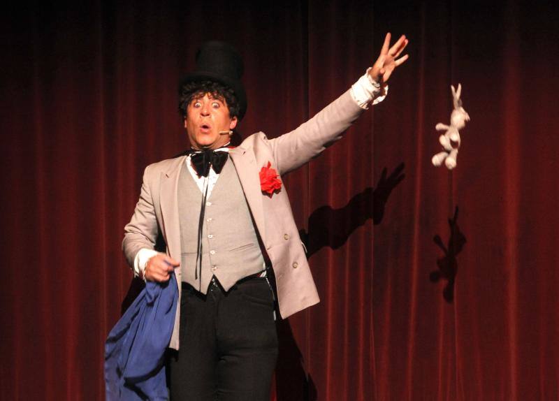 El teatro gijonés acogió este viernes la primera jornada de la Gran Gala Internacional de Magia, con la presencia de El Gran Dimitri, Víctor Cerro o Erwan. 