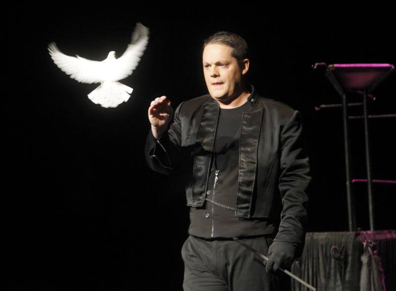 El teatro gijonés acogió este viernes la primera jornada de la Gran Gala Internacional de Magia, con la presencia de El Gran Dimitri, Víctor Cerro o Erwan. 