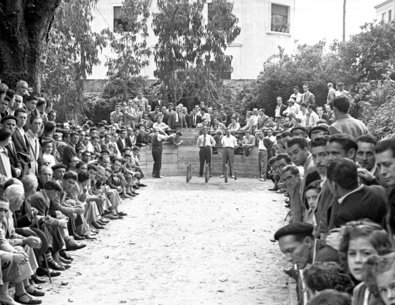 Septiembre. Partida de cuatreada en la bolera de La Guía.