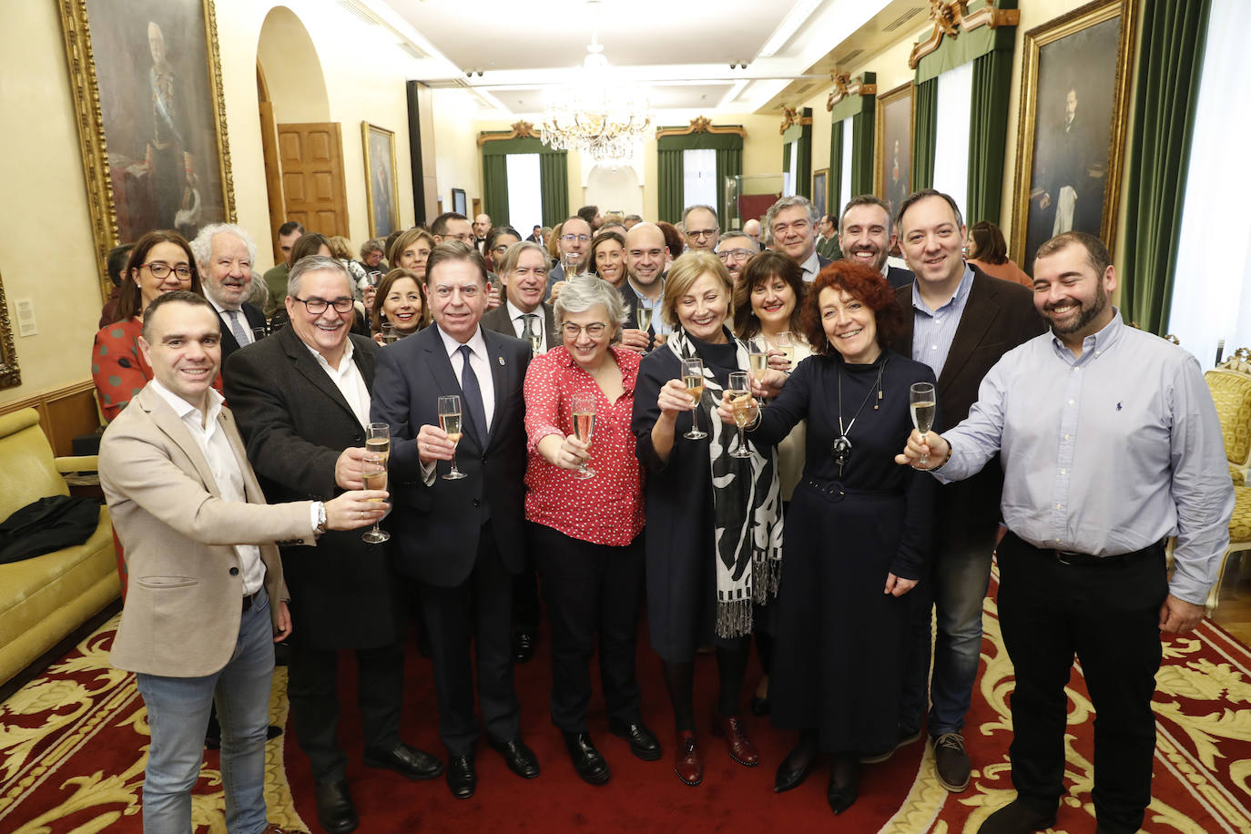 Los regidores de Oviedo, Gijón y Avilés y la Federación Asturiana de Concejos (FACC) han reivindicado en el tradicional brindis navideño la colaboración de los ayuntamientos de la región para competir en un mundo cada vez más complejo y han defendido la autonomía local una vez que han pasado 40 años de las primeras elecciones municipales