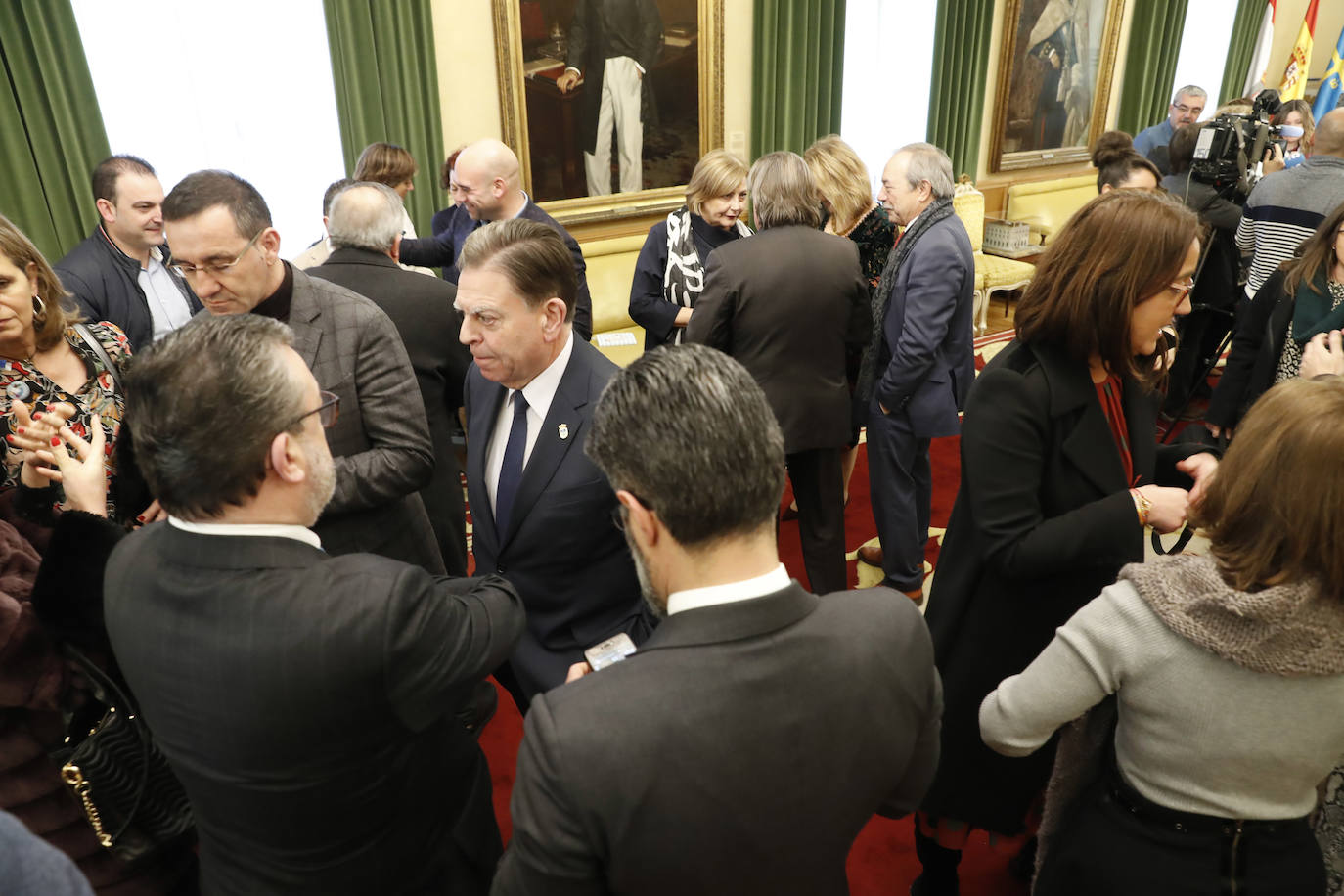 Los regidores de Oviedo, Gijón y Avilés y la Federación Asturiana de Concejos (FACC) han reivindicado en el tradicional brindis navideño la colaboración de los ayuntamientos de la región para competir en un mundo cada vez más complejo y han defendido la autonomía local una vez que han pasado 40 años de las primeras elecciones municipales