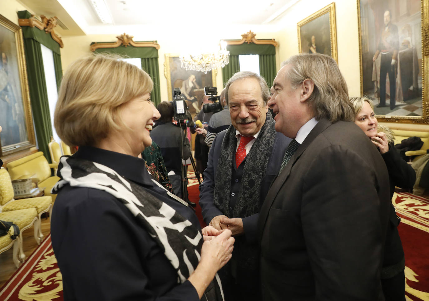 Los regidores de Oviedo, Gijón y Avilés y la Federación Asturiana de Concejos (FACC) han reivindicado en el tradicional brindis navideño la colaboración de los ayuntamientos de la región para competir en un mundo cada vez más complejo y han defendido la autonomía local una vez que han pasado 40 años de las primeras elecciones municipales