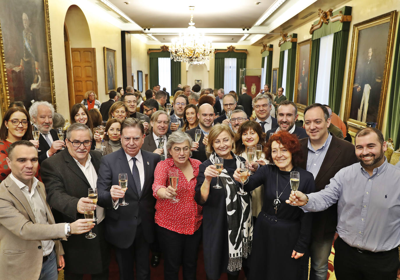 Los regidores de Oviedo, Gijón y Avilés y la Federación Asturiana de Concejos (FACC) han reivindicado en el tradicional brindis navideño la colaboración de los ayuntamientos de la región para competir en un mundo cada vez más complejo y han defendido la autonomía local una vez que han pasado 40 años de las primeras elecciones municipales