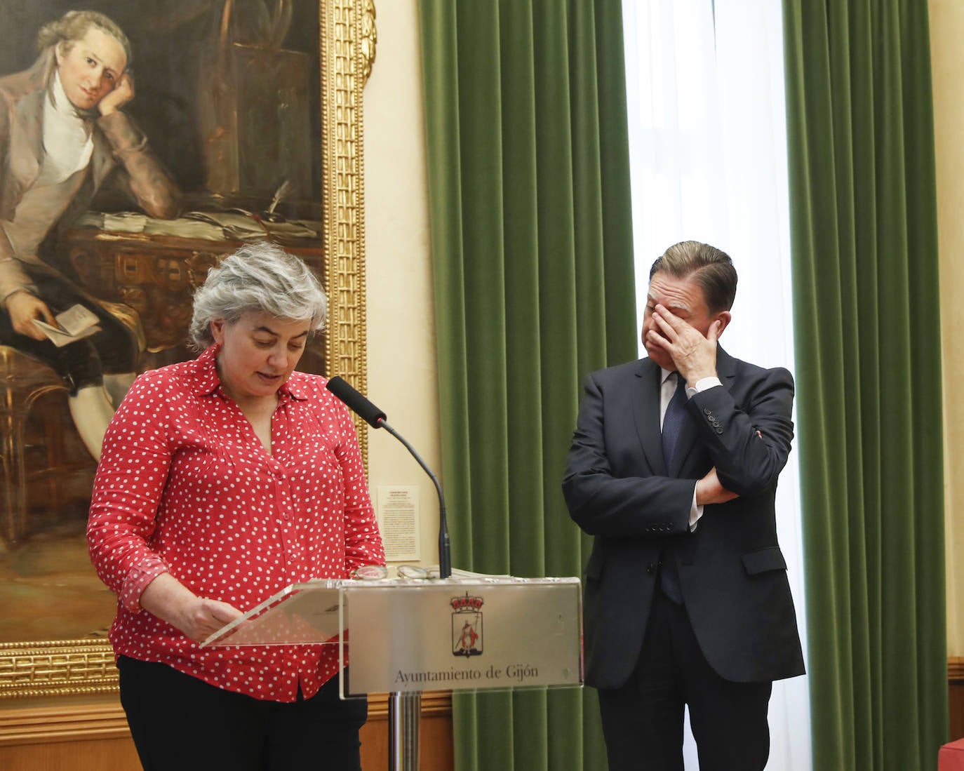 Los regidores de Oviedo, Gijón y Avilés y la Federación Asturiana de Concejos (FACC) han reivindicado en el tradicional brindis navideño la colaboración de los ayuntamientos de la región para competir en un mundo cada vez más complejo y han defendido la autonomía local una vez que han pasado 40 años de las primeras elecciones municipales