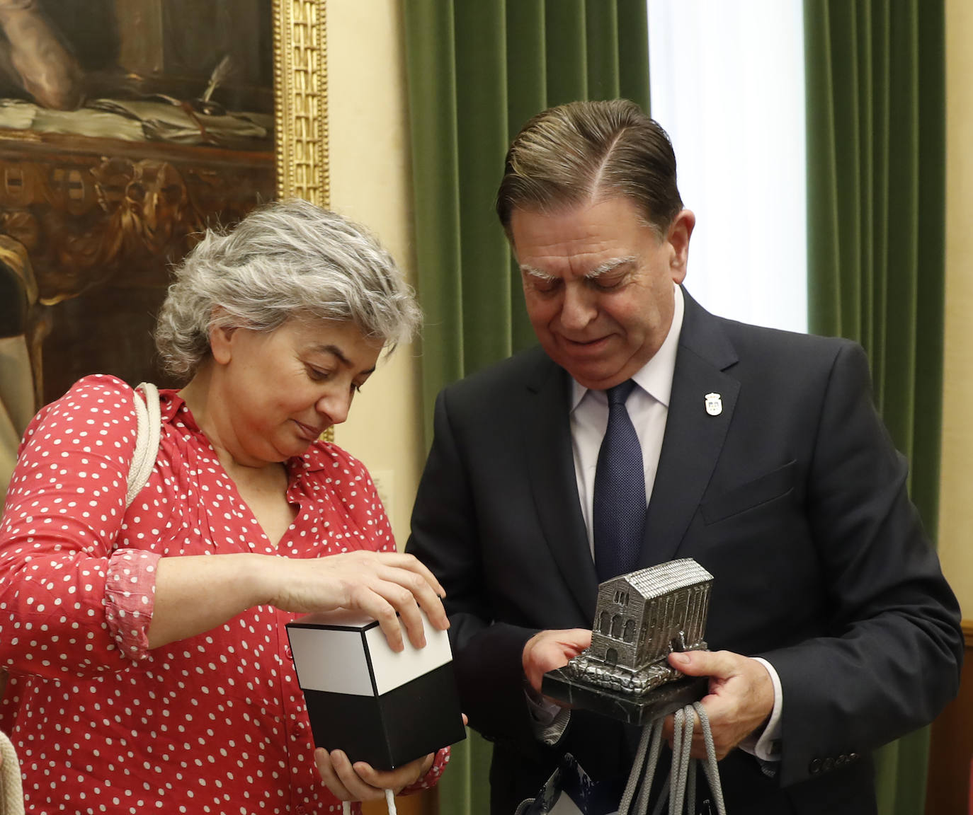 Los regidores de Oviedo, Gijón y Avilés y la Federación Asturiana de Concejos (FACC) han reivindicado en el tradicional brindis navideño la colaboración de los ayuntamientos de la región para competir en un mundo cada vez más complejo y han defendido la autonomía local una vez que han pasado 40 años de las primeras elecciones municipales