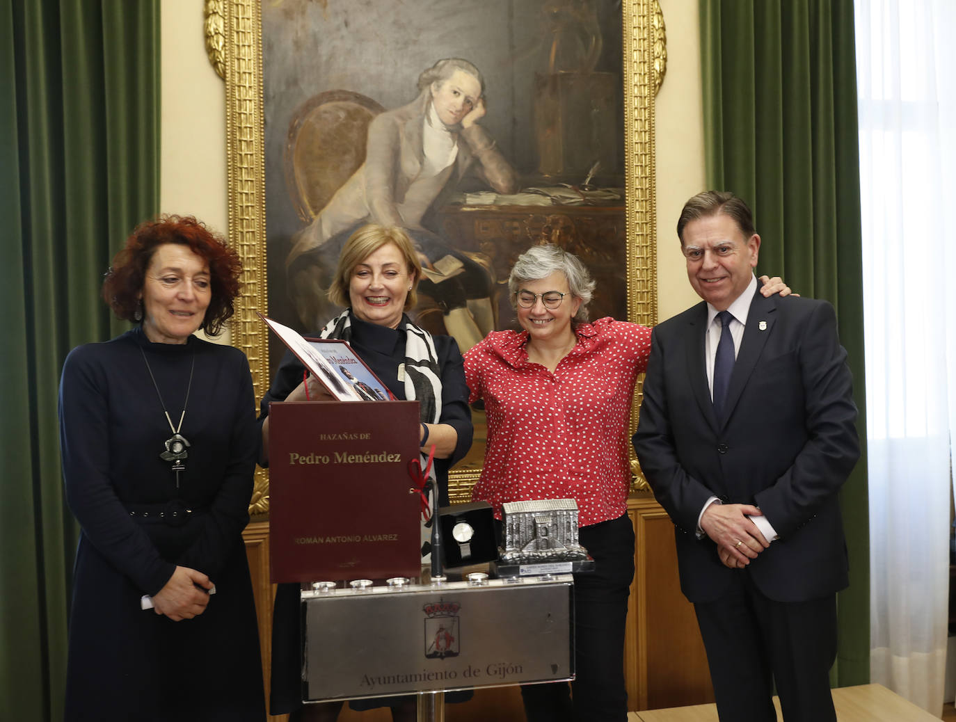 Los regidores de Oviedo, Gijón y Avilés y la Federación Asturiana de Concejos (FACC) han reivindicado en el tradicional brindis navideño la colaboración de los ayuntamientos de la región para competir en un mundo cada vez más complejo y han defendido la autonomía local una vez que han pasado 40 años de las primeras elecciones municipales