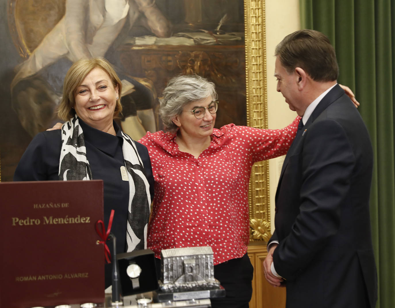 Los regidores de Oviedo, Gijón y Avilés y la Federación Asturiana de Concejos (FACC) han reivindicado en el tradicional brindis navideño la colaboración de los ayuntamientos de la región para competir en un mundo cada vez más complejo y han defendido la autonomía local una vez que han pasado 40 años de las primeras elecciones municipales