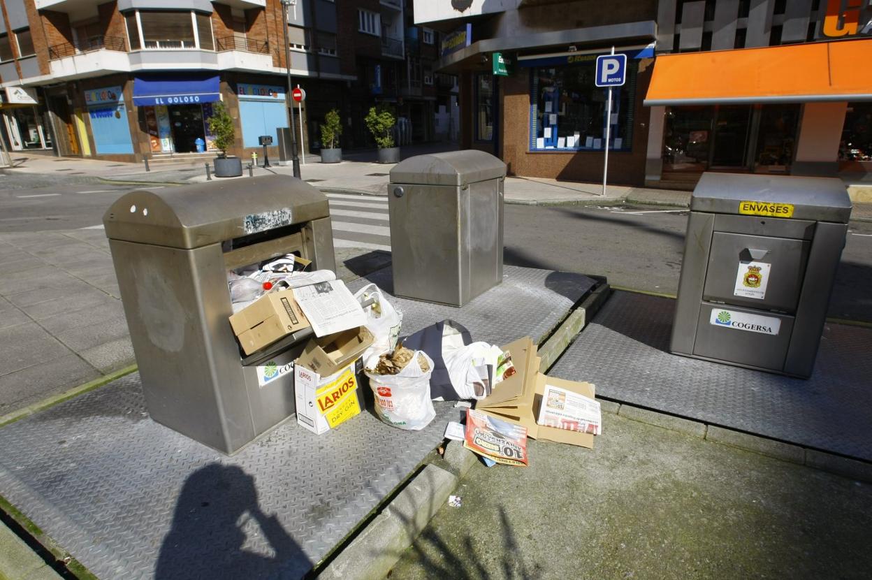 Los contenedores de reciclaje en Marcos del Torniello. 