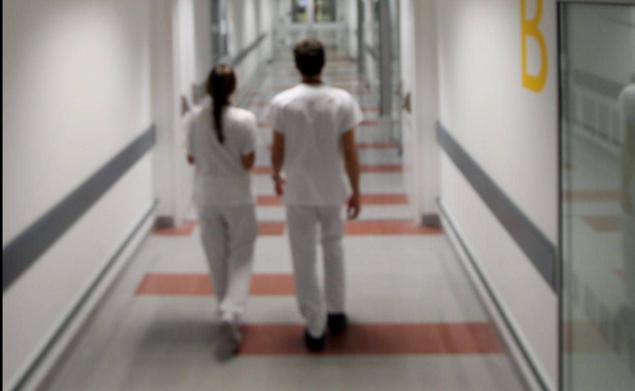 Dos médicos, en un pasillo del Hospital Central. 