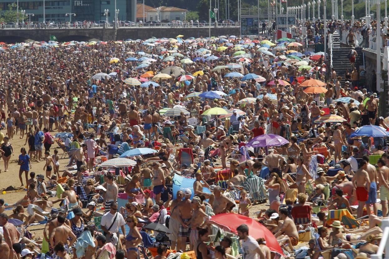 La playa San Lorenzo, llena en pleno verano. 