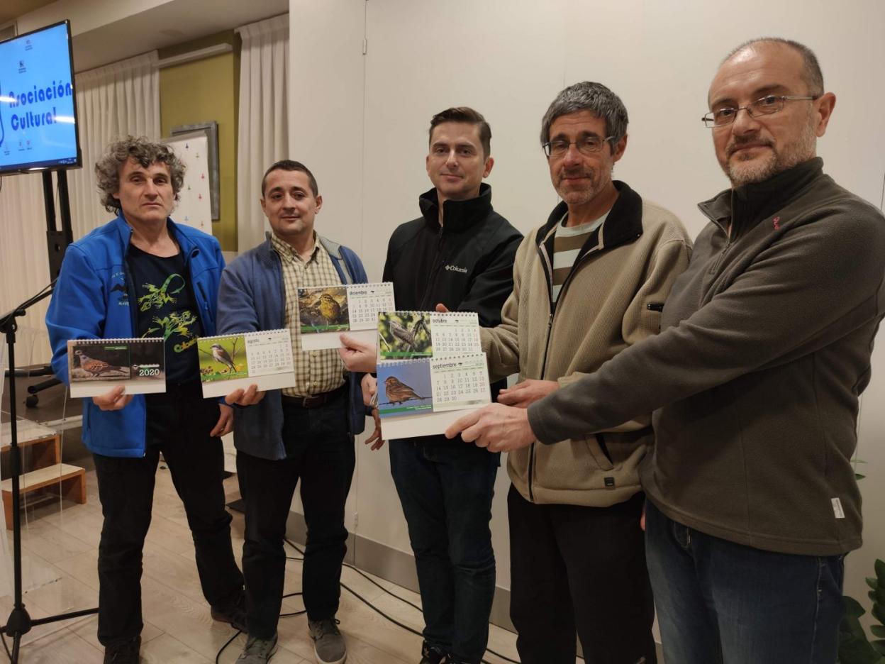 César Álvarez, David Díaz, Juan Carlos Vázquez y Fran Baena posan con los nuevos calendarios. 