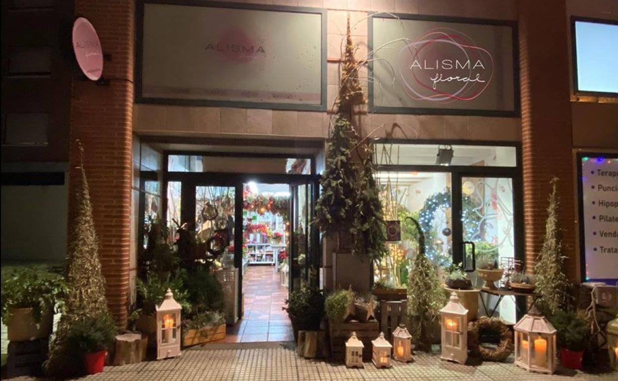 La floristería de la calle Fernando Morán ha cubierto la acera de motivos florales y navideños rústicos 