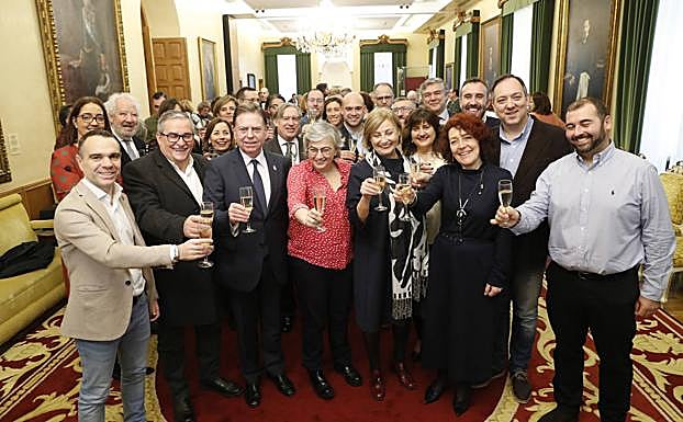 Posado del brindis navideño en el Ayuntamiento de Gijón. 