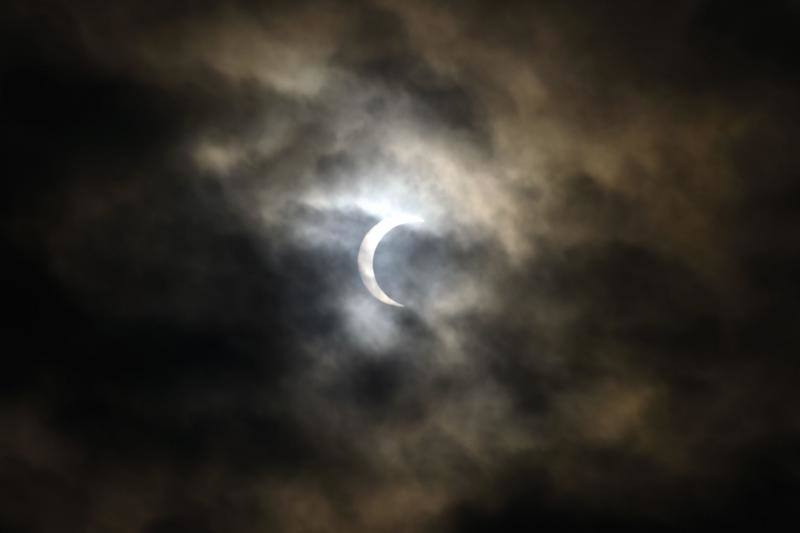 Miles de personas pudieron observar este jueves un eclipse anular de Sol, también conocido como «anillo de fuego» por el círculo luminoso que genera, en varios países asiáticos como Arabia Saudí, India, Sri Lanka, Singapur, Indonesia y Filipinas. Este tipo de eclipse se produce cuando la Luna está más alejada de la Tierra y se coloca justo delante del sol, pero no lo cubre totalmente, lo que crea su característico anillo de fuego.