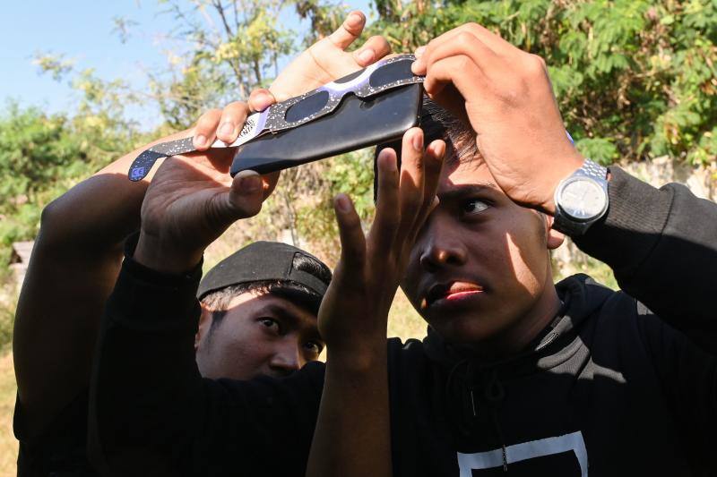 Miles de personas pudieron observar este jueves un eclipse anular de Sol, también conocido como «anillo de fuego» por el círculo luminoso que genera, en varios países asiáticos como Arabia Saudí, India, Sri Lanka, Singapur, Indonesia y Filipinas. Este tipo de eclipse se produce cuando la Luna está más alejada de la Tierra y se coloca justo delante del sol, pero no lo cubre totalmente, lo que crea su característico anillo de fuego.