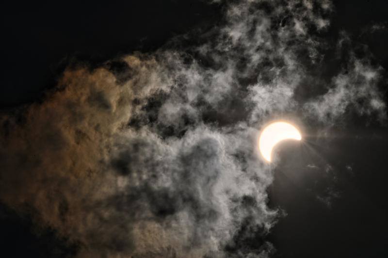 Miles de personas pudieron observar este jueves un eclipse anular de Sol, también conocido como «anillo de fuego» por el círculo luminoso que genera, en varios países asiáticos como Arabia Saudí, India, Sri Lanka, Singapur, Indonesia y Filipinas. Este tipo de eclipse se produce cuando la Luna está más alejada de la Tierra y se coloca justo delante del sol, pero no lo cubre totalmente, lo que crea su característico anillo de fuego.