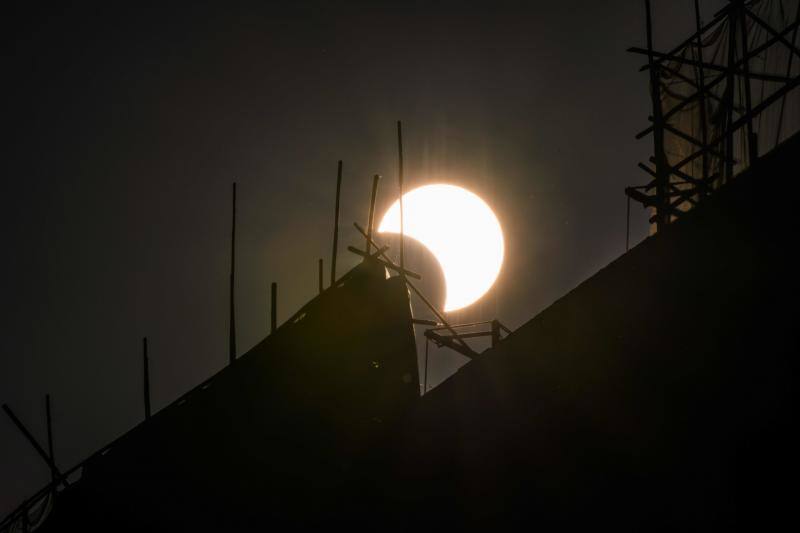 Miles de personas pudieron observar este jueves un eclipse anular de Sol, también conocido como «anillo de fuego» por el círculo luminoso que genera, en varios países asiáticos como Arabia Saudí, India, Sri Lanka, Singapur, Indonesia y Filipinas. Este tipo de eclipse se produce cuando la Luna está más alejada de la Tierra y se coloca justo delante del sol, pero no lo cubre totalmente, lo que crea su característico anillo de fuego.