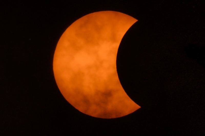 Miles de personas pudieron observar este jueves un eclipse anular de Sol, también conocido como «anillo de fuego» por el círculo luminoso que genera, en varios países asiáticos como Arabia Saudí, India, Sri Lanka, Singapur, Indonesia y Filipinas. Este tipo de eclipse se produce cuando la Luna está más alejada de la Tierra y se coloca justo delante del sol, pero no lo cubre totalmente, lo que crea su característico anillo de fuego.