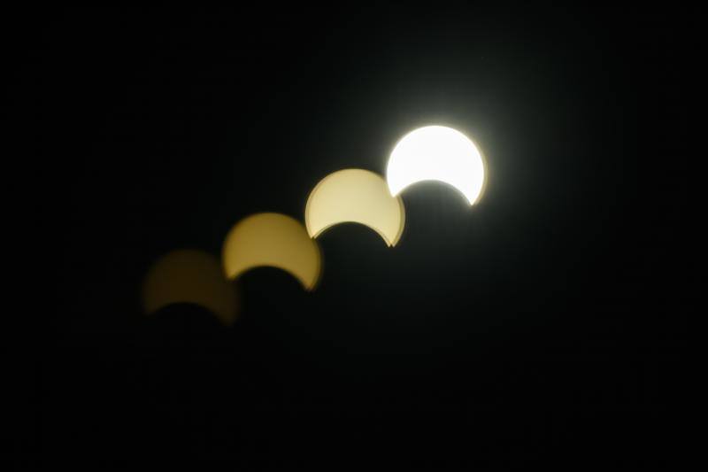 Miles de personas pudieron observar este jueves un eclipse anular de Sol, también conocido como «anillo de fuego» por el círculo luminoso que genera, en varios países asiáticos como Arabia Saudí, India, Sri Lanka, Singapur, Indonesia y Filipinas. Este tipo de eclipse se produce cuando la Luna está más alejada de la Tierra y se coloca justo delante del sol, pero no lo cubre totalmente, lo que crea su característico anillo de fuego.