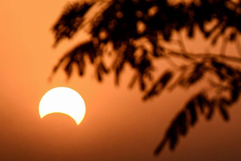 Miles de personas pudieron observar este jueves un eclipse anular de Sol, también conocido como «anillo de fuego» por el círculo luminoso que genera, en varios países asiáticos como Arabia Saudí, India, Sri Lanka, Singapur, Indonesia y Filipinas. Este tipo de eclipse se produce cuando la Luna está más alejada de la Tierra y se coloca justo delante del sol, pero no lo cubre totalmente, lo que crea su característico anillo de fuego.