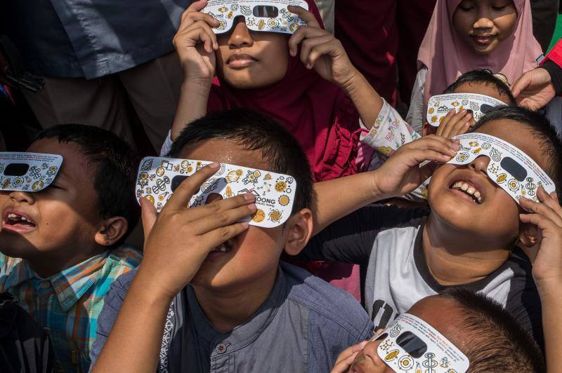 Miles de personas pudieron observar este jueves un eclipse anular de Sol, también conocido como «anillo de fuego» por el círculo luminoso que genera, en varios países asiáticos como Arabia Saudí, India, Sri Lanka, Singapur, Indonesia y Filipinas. Este tipo de eclipse se produce cuando la Luna está más alejada de la Tierra y se coloca justo delante del sol, pero no lo cubre totalmente, lo que crea su característico anillo de fuego.